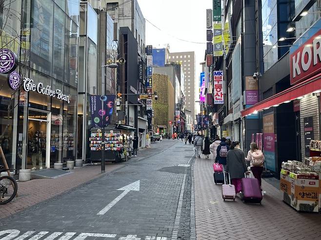 11일 서울 중구 명동 거리에서 관광객들이 발걸음을 옮기고 있다. 사진= 주원규 기자