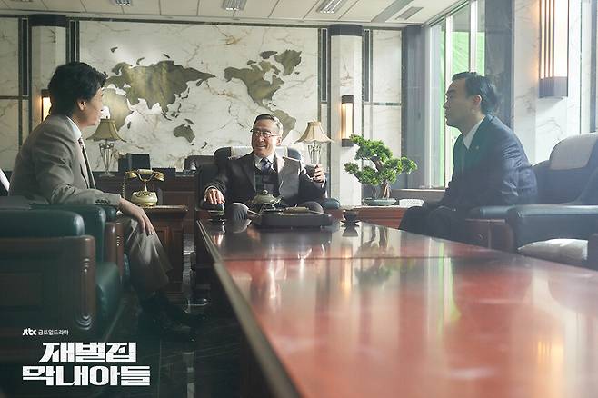 <재벌집 막내아들>을 포함해 최근 재벌물에 등장하는 재벌은 진양철처럼 밑바닥부터 차근차근 노력해 성공한 입지전적 인물로 그려지는 일이 많다. JTBC 제공