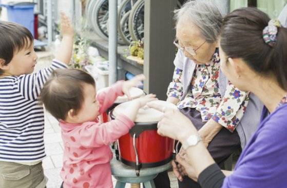 일본에는 조손 세대 간 교류를 늘리는 차원에서 아기가 요양원에서 '근무'하는 곳도 있다. 사진 토이프로젝트 홈페이지 캡처