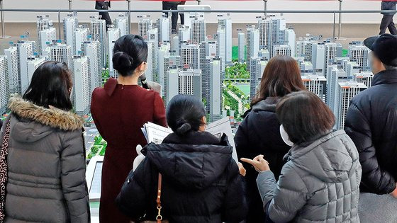 서울 강동구 올림픽파크포레온(둔촌주공 재건축 단지) 견본주택에서 방문객들이 설명을 듣고 있다. 뉴시스