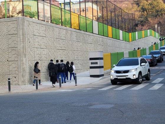 지난 5일 대구 달서구 이곡중학교 앞에 통학로가 조성된 모습. 학교부지를 활용해 만든 통학로다. 사진 대구시교육청