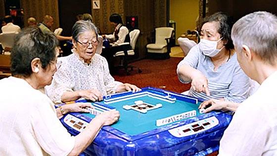 모리 가오루 사장은 ″어쩔 수 없어서 가는 곳에서 어떻게 해서든 가고 싶은 요양시설로 바꾸고 싶었다″고 전했다. 사진 라스베이거스 홈페이지 캡처