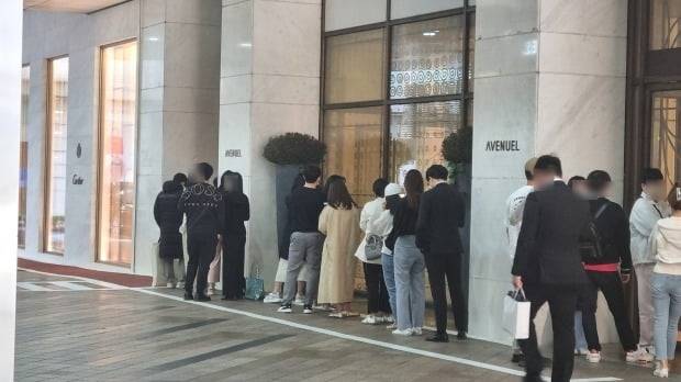 서울 중구 롯데에비뉴엘 본점 까르띠에 매장 앞에 대기자들이 늘어섰다. /한경DB