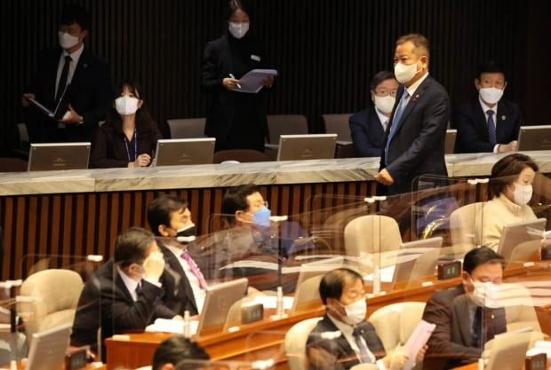 상민 행정안전부 장관이 8일 국회에서 열린 본회의에서 행정안전위원회 관련 법안 처리가 끝나자 본회의장을 나가고 있다./사진=연합뉴스