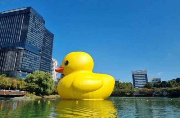 롯데그룹은 석촌호수의 상징인 ‘러버덕’을 재가공해 만든 굿즈를 친환경 활동에 참여한 소비자에게 증정하는 캠페인을 벌이고 있다. 롯데그룹  제공