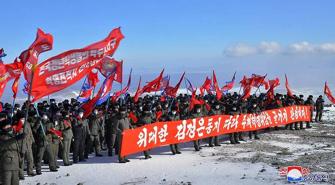 북한 전국청년학생들의 백두산지구 혁명전적지답사행군대가 9일 백두산에 올랐다고 조선중앙통신이 10일 보도했다. 연합뉴스