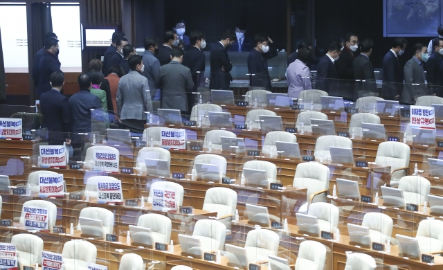 국민의힘 의원들이 11일 오전 서울 여의도 국회에서 열린 본회의에서 이상민 행정안전부 장관 해임 건의안 표결에 항의하며 퇴장하고 있다. 연합뉴스