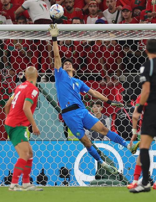 2022 국제축구연맹(FIFA) 카타르월드컵 8강전에서 모로코의 골키퍼 야신 부누가 주앙 펠릭스(포르투갈)의 슈팅을 막아내고 있다. 【EPA연합뉴스】