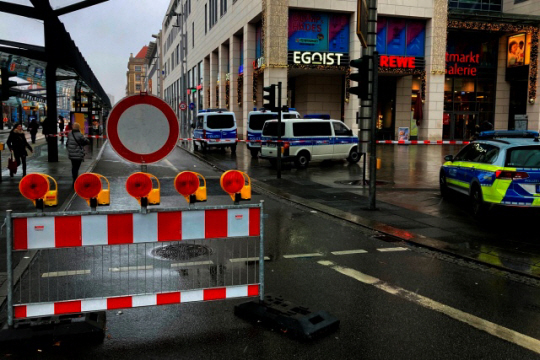 독일 드레스덴 도심의 알트마르크트 갤러리 쇼핑센터가 10일(현지시간) 40대 괴한의 총기 인질극이 벌어져 경찰의 구출 작전으로 통제되고 있다. AP 뉴시스