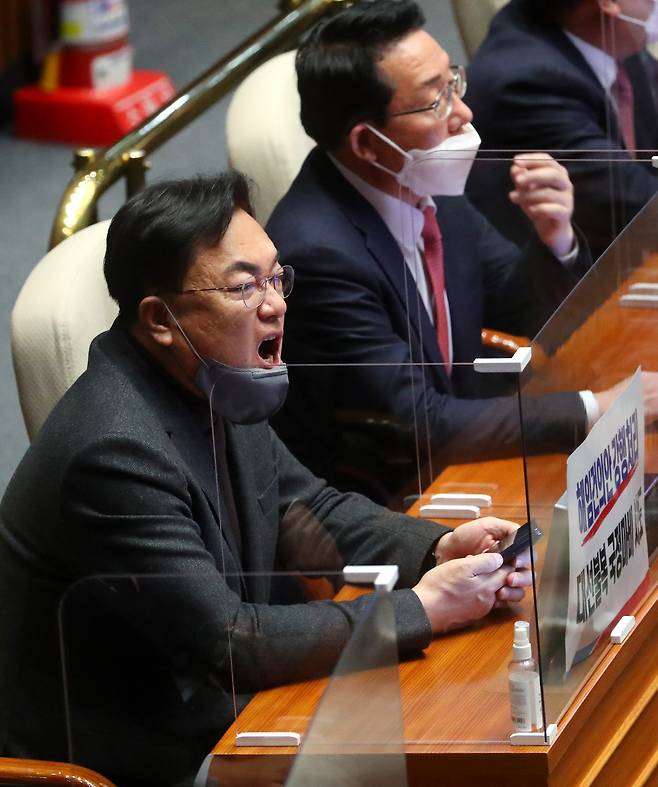 정진석 국민의힘 비상대책위원장이 11일 오전 서울 여의도 국회에서 열린 본회의에서 이상민 행정안전부 장관 해임 건의안 표결에 항의하고 있다. [연합]