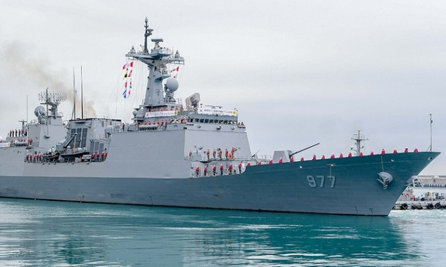 지난 3월 30일 부산작전기지에서 청해부대 37진 대조영함(DDH-II, 4400t급)이 아덴만으로 출항하고 있다. 해군작전사령부 제공