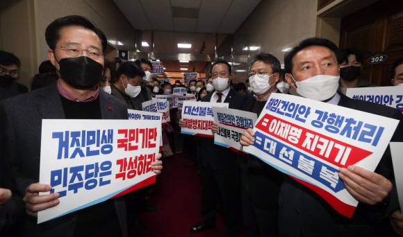 이상민 해임건의안 야 단독처리 반발하는 여당 - 국민의힘 의원들이 11일 서울 여의도 국회 국회의장실 앞에서 이상민 행정안전부 장관에 대한 해임건의안 표결을 위한 본회의에 항의하며 손피켓을 들고 구호를 외치고 있다. 2022.12.11 오장환 기자