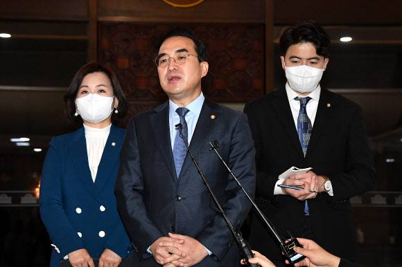 더불어민주당 박홍근 원내대표가 11일 국회에서 이상민 행정안전부 장관 해임 건의안이 통과된 후 취재진에게 브리핑을 하고 있다. 2022.12.11 공동취재