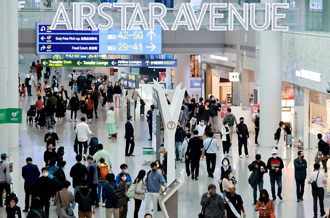7일 인천국제공항 제1여객터미널 면세 구역에서 이용객들이 오가고 있다.