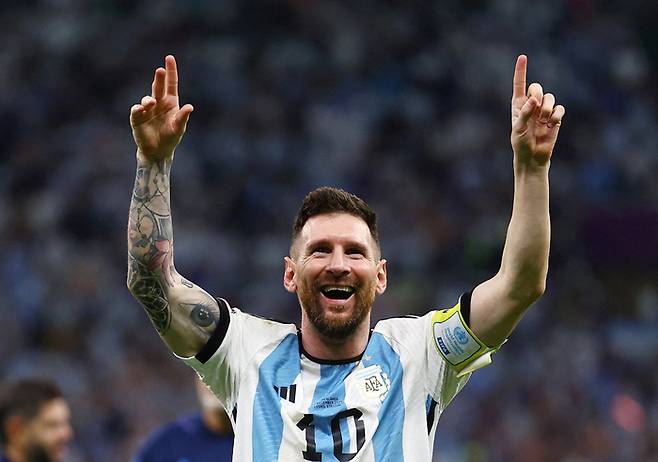 아르헨티나 축구대표팀 리오넬 메시가 10일 네덜란드와의 2022 카타르 월드컵 8강전에서 승리한 뒤 기뻐하고 있다. 루사일 | 로이터연합뉴스