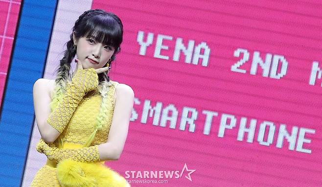 가수 최예나(YENA)가 3일 오후 서울 광장동 예스24 라이브홀에서 진행된 두 번째 미니앨범 '스마트폰(SMARTPHONE)' 쇼케이스에 참석해 포즈를 취하고 있다.  최예나의 타이틀곡 '스마트폰(SMARTPHONE)'은 에너제틱한 드럼 비트와 전자베이스 사운드가 매력적인 곡으로, 스마트폰이 일상이자 친구가 되어버린 현시대를 최예나의 시선으로 재기발랄하게 표현했다. 2022.08.03 /사진=김창현 기자 chmt@