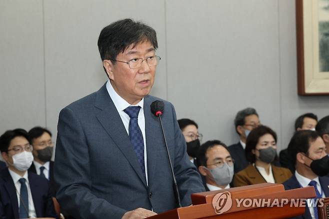 업무보고 하는 김대기 대통령 비서실장 (서울=연합뉴스) 백승렬 기자 = 8일 오전 국회 운영위원회에서 열린 대통령비서실·국가안보실·대통령 경호처에 대한 국정감사에서 김대기 대통령 비서실장이 업무보고하고 있다. 2022.11.8 srbaek@yna.co.kr