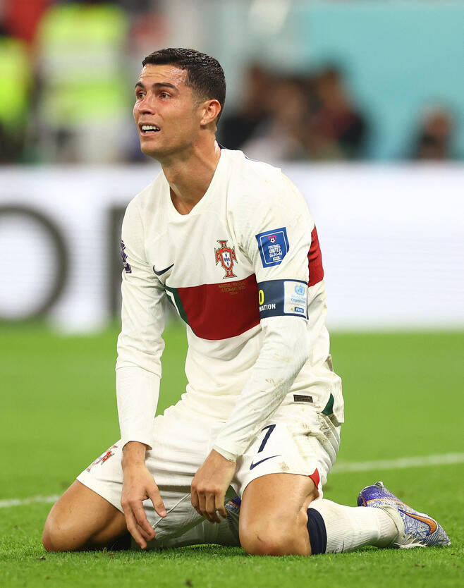 11일 열린 2022 카타르 월드컵 8강전에서 모로코에 패해 4강행이 좌절되자 그라운드에 주저앉은 채 눈시울을 붉히고 있는 포르투갈의 크리스티아누 호날두 사진=로이터/연합뉴스