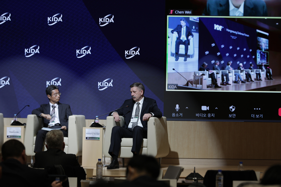 볼로디미르 가브릴로프 우크라이나 국방부 유럽연합(EU) 담당 차관(오른쪽)이 12일 한국국방연구원(KIDA)에서 열린 '2022 홍릉 국방포럼'에 참석해 발언하고 있다. 〈사진=한국국방연구원(KIDA)〉
