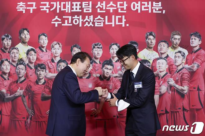 윤석열 대통령이 8일 오후 청와대 영빈관에서 열린 카타르 월드컵 축구 국가대표팀 환영 만찬에서 카타르 월드컵 축구 국가대표팀 주장 손흥민 선수와 주먹인사를 하고 있다. (대통령실 제공) 2022.12.8/뉴스1 ⓒ News1 오대일 기자