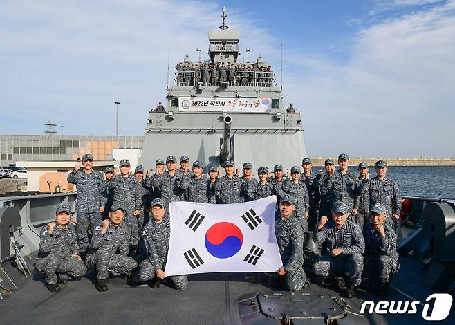 올해 '바다의 탑건'으로 선정된 해군 제1함대사령부 호위함 '강원함' 장병들이 기념사진을 촬영하고 있다. (해군 제공) 2022.12.12/뉴스1