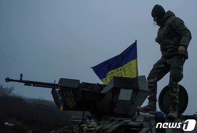 러시아군과 대치하고 있는 우크라이나 헤르손 지역에서 병사가 장갑차 위에 올라 서 있다. ⓒ 로이터=뉴스1