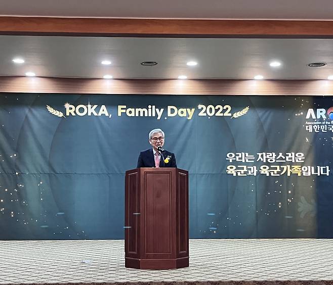 권오성 육군협회장이 12일 서울 용산구 육군회관에서 열린 '2022 ROKA 패밀리데이'에 참석, 환영사를 하고 있다.(육군협회 제공)