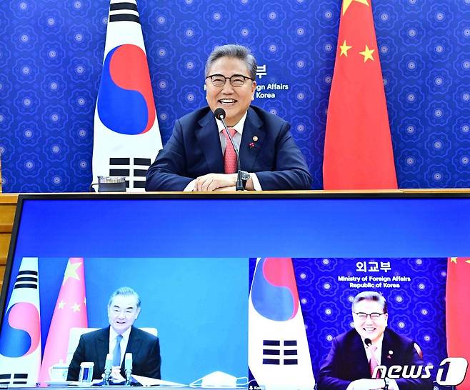 박진 외교부 장관(위)과 왕이 중국 외교부장(왼쪽 아래)이 12일 화상으로 한중외교장관회담을 하고 있다.(외교부 제공)