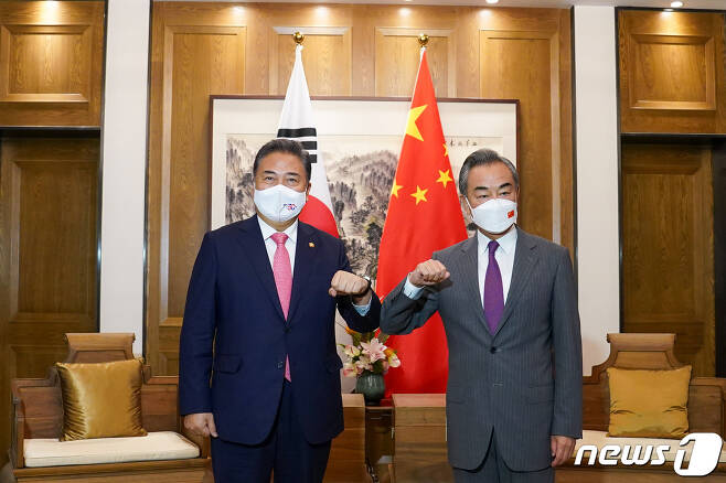 박진 외교부 장관(왼쪽)과,왕이 중국 외교부장. (외교부 제공) 2022.8.9/뉴스1 ⓒ News1 임세영 기자