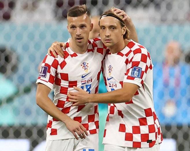 크로아티아 축구 국가대표팀의 오르시치(왼쪽)가 27일(현지시간) 카타르 도하에서 열린 2022 카타르 월드컵에서 동료인 로브로 마예르와 함께 있는 모습. 사진=연합뉴스