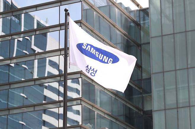 이재용 삼성전자 부회장의 가석방을 하루 앞둔 12일 오전 서울 서초구 삼성전자 서초사옥 앞에 삼성 깃발이 바람에 날리고 있다. ⓒ데일리안