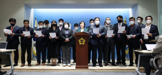 법원의 결정으로 직무가 정지된 경기도의회 곽미숙 대표의원이 직무대행 체제 등 입장을 밝히는 기자회견을 하고 있다.