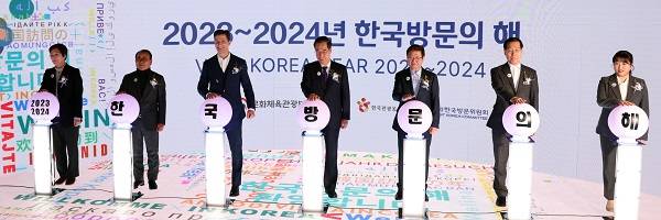 한덕수 국무총리(가운데)와 박보균 문화체육관광부 장관(왼쪽에서 다섯번째)이 12일 서울 중구 하이커그라운드에서 열린 ‘2023~2024 한국방문의 해’ 선포식에서 기념 퍼포먼스를 하고 있다. (사진=문화체육관광부)