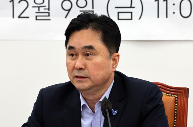 김종민 더불어민주당 의원이 9일 국회에서 기자회견을 열고 '민주당 김진태발 금융위기사태 진상조사단' 활동 결과를 발표하고 있다. 연합뉴스