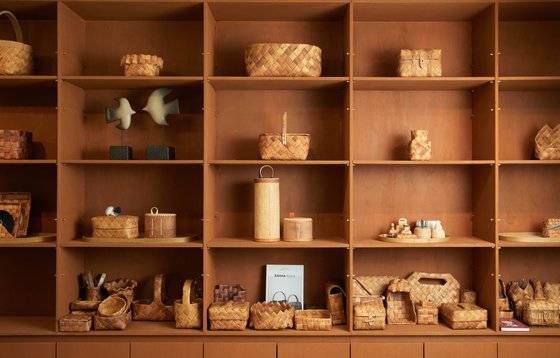 공방 카나비요르크에 전시된 네베르스로이드 생활용품. 바구니·가방·갑 티슈·액체용기 등 종류가 다양하다.