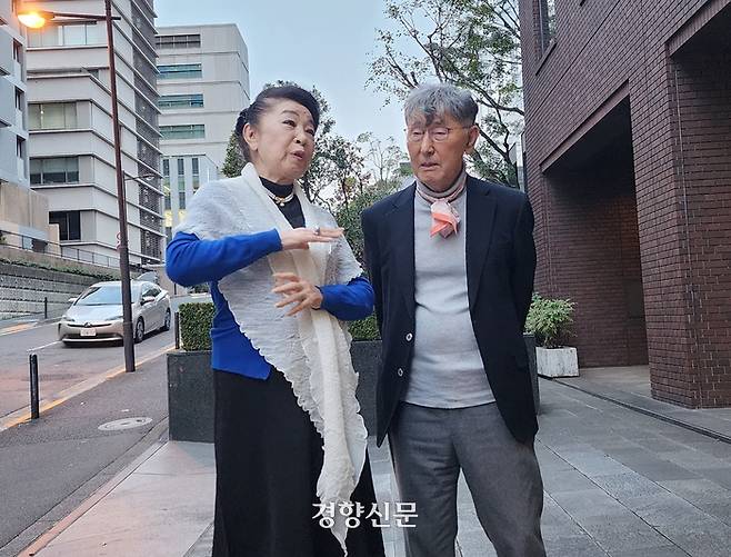 이시형 박사(오른쪽)와 곤노 유리 일본 다이얼서비스 대표가 지난달 22일 일본 도쿄 지요다구 다이얼서비스  본사 앞에서 대담을 하고 있다. 윤희일 선임기자