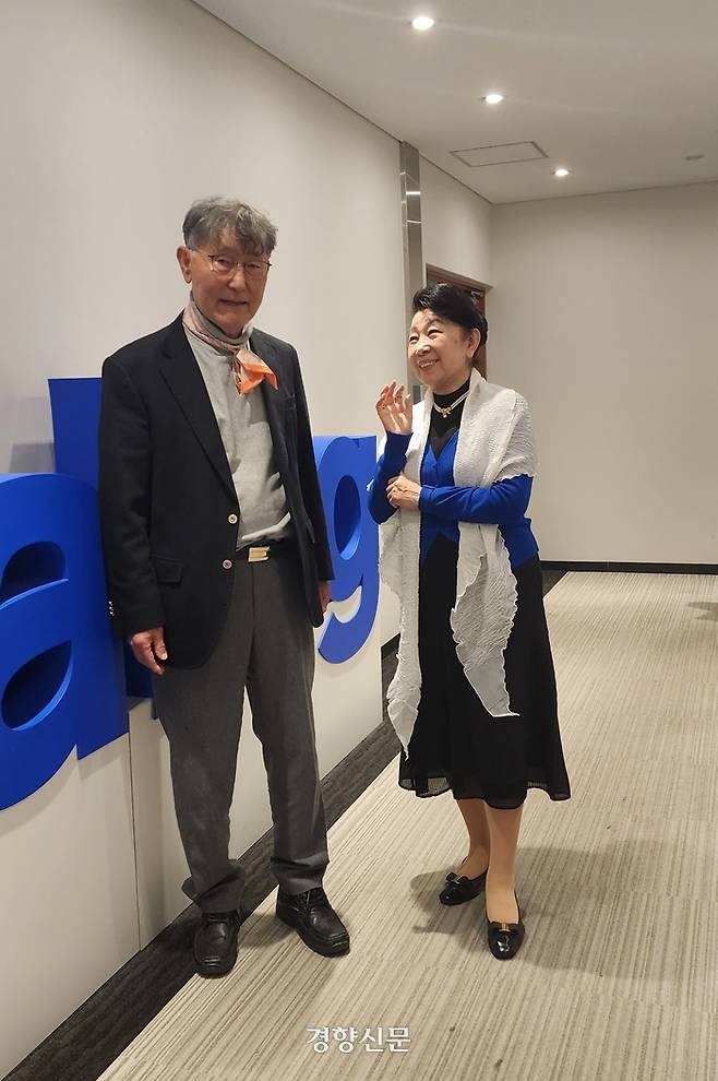 곤노 유리 일본 다이얼서비스 대표(오른쪽)가 지난달 22일 일본 도쿄 지요다구 다이얼서비스  본사 출입구 앞에서 안에서 이시형 박사에게 회사에 대해 설명하고 있다. 윤희일 선임기자