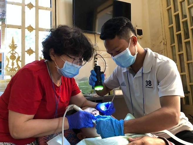 치과 진료를  하고 있는 정효경 대표(왼쪽) . 캄보디아의 친구들 제공