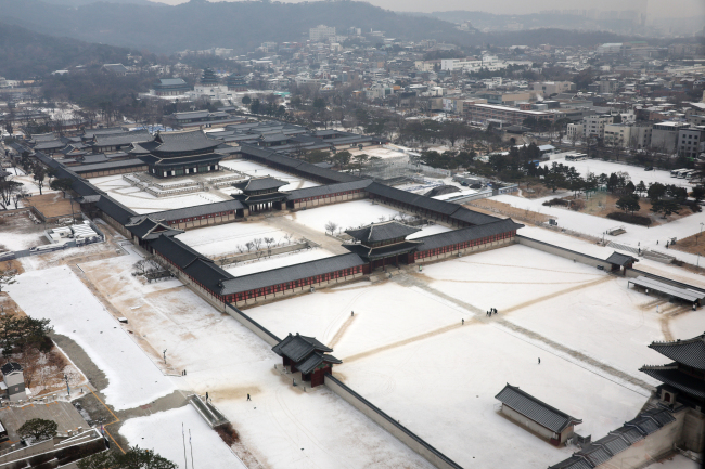 지난해 12월 경복궁에 밤사이 내린 눈이 쌓여 있다. 연합뉴스