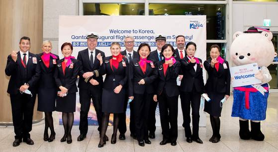 Qantas flight crew poses for a photo to celebrate the airline flying the Incheon-Sydney route on Dec. 10. [INCHEON INTERNATIONAL AIRPORT CORPORATION]