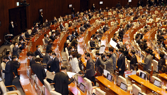 PPP lawmakers walk out from the National Assembly chamber before voting begins on the no-confidence motion against Interior Minister Lee. [JOINT PRESS CORPS]