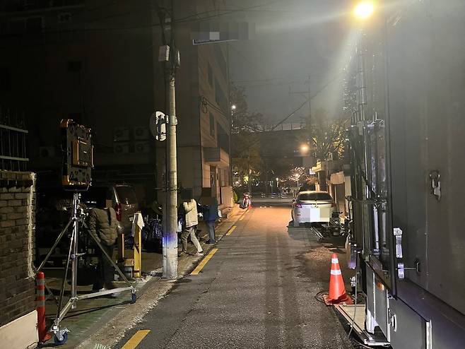 지난달 16일 저녁 7시쯤 서울 서대문구의 주택가 골목을 한 드라마 촬영팀 장비와 인원들이 막고 있다. 사진 왼쪽 골목에서 촬영이 이뤄지고 있었다./사진=김진석 기자