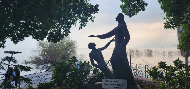 예수가 베드로에게 안수를 하는 장면을 담은 조각상이 갈릴리 호변에 있다.