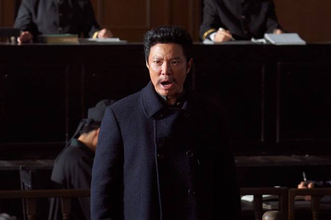 하얼빈역에서 이토 히로부미를 사살(아래 사진)한 후 재판을 받게 된 안중근이 일본 침략의 부당성을 강조하며 ‘누가 죄인인가’를 부르는 장면.    CJ ENM 제공