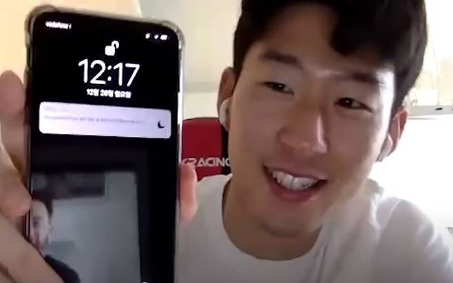 손흥민 선수가 자신의 아이폰을 보여주는 모습. [아마존 프라임 비디오 공식 유튜브]