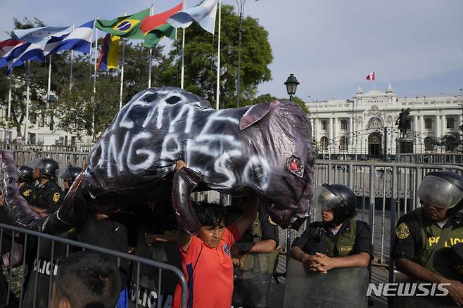 [리마=AP/뉴시스] 의회의 탄핵으로 물러난 페드로 카스티요 대통령의 지지자들이 11일(현지시간) 페루 리마의 의회 앞에서 "의회 폐쇄"라고 쓰인 대형 쥐 모형을 들고 시위하고 있다. 2022.12.12.