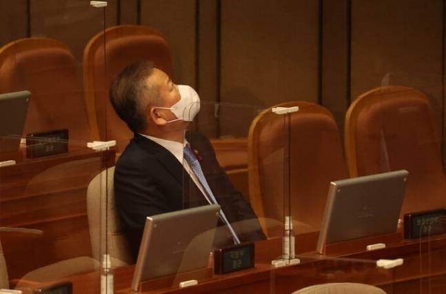 이상민 행정안전부 장관이 지난 8일 국회에서 열린 본회의에서 행정안전위원회 관련 법안 처리 결과를 보고 있다. 연합뉴스