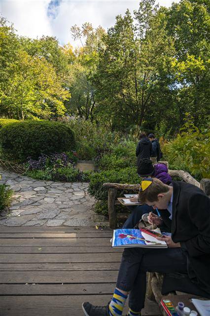 미국 뉴욕 센트럴파크는 자본주의도, 치솟는 물가도, 삶의 피로도 벗어 버릴 수 있는 도심 속 힐링 공간이다. 센트럴파크에 자리잡고 그림을 그리는 학생들. 이승원 작가 제공
