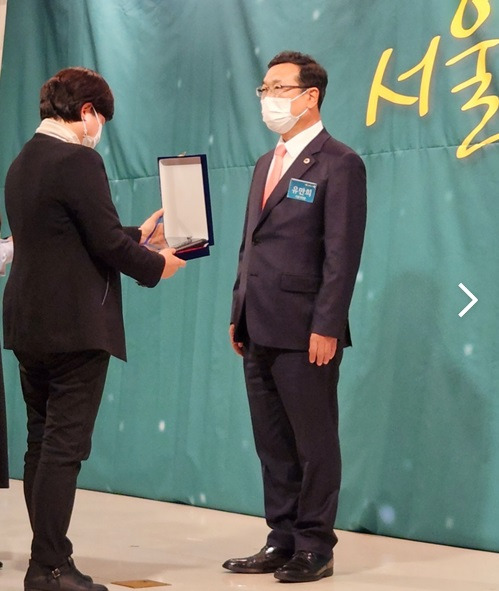 ‘2022 복지의원상’을 수상하고 있는 유만희 의원