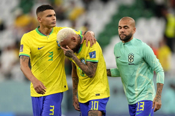 오열하는 네이마르 - 브라질은 10일(한국시간) 크로아티아와 치른 2022 카타르 월드컵 8강전에서 승부차기 끝에 패해 4강 진출이 좌절됐다. AP연합뉴스